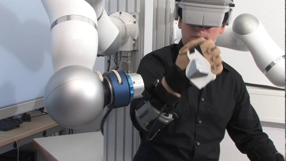 Video: The DLR Bimanual Haptic Device