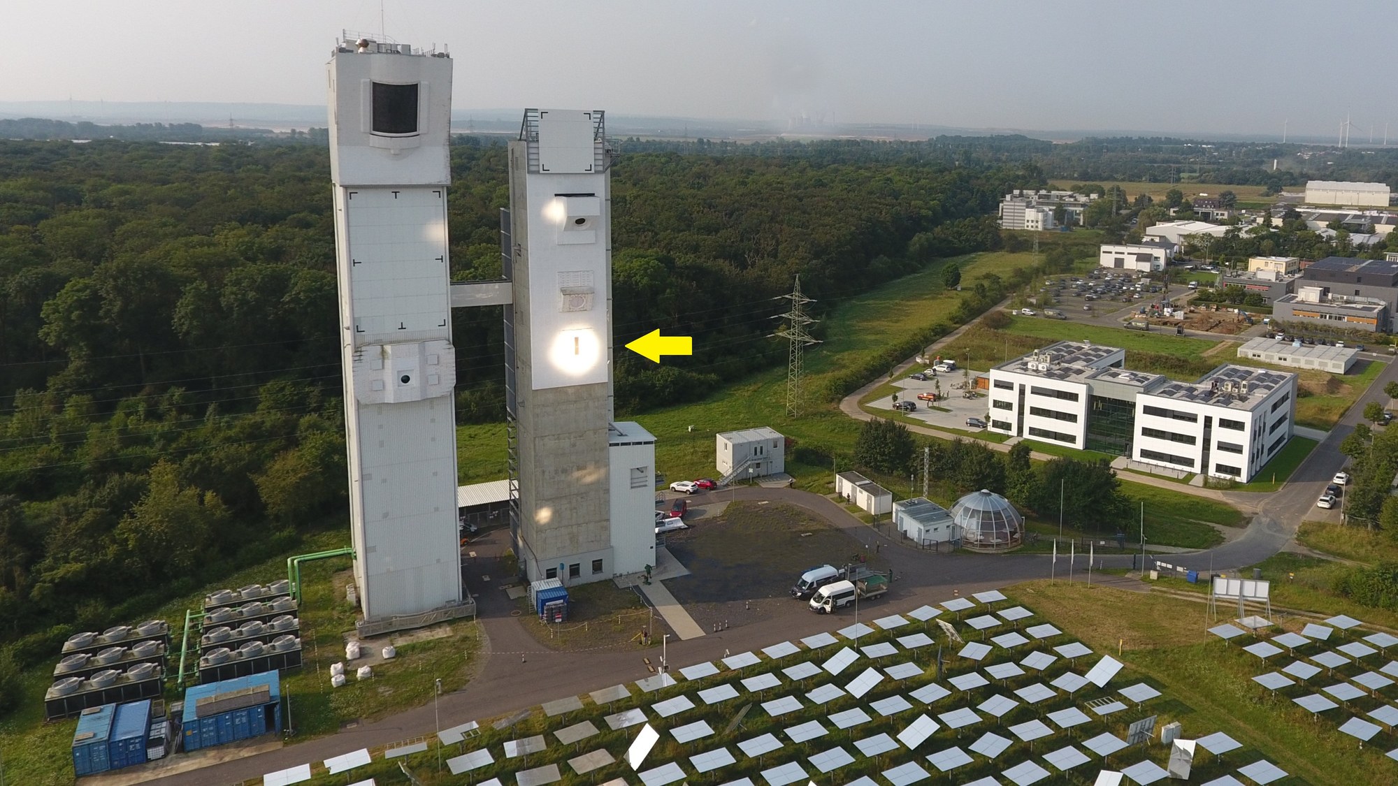 The Jülich Solar Tower Power Plant in test operation (drone photo)