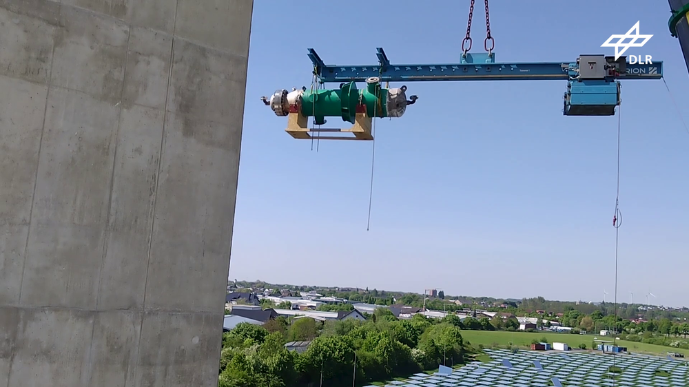 Video: Synhelion lifts reactor out of Multifocus Tower