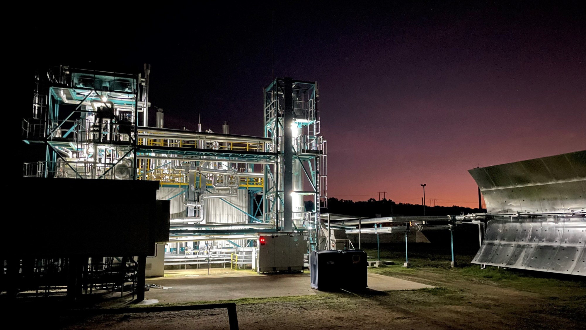 The picture shows a part of the EMSP during automated night-time operation.