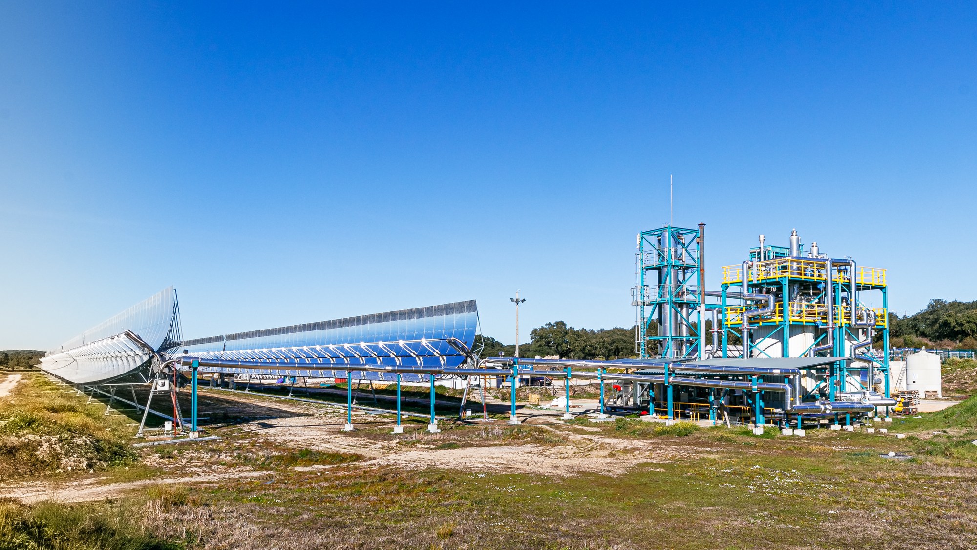 View of the Évora Molten Salt Platform in Portugal (owner: University of Évora) with its solar field and integrated 2-tank storage system.