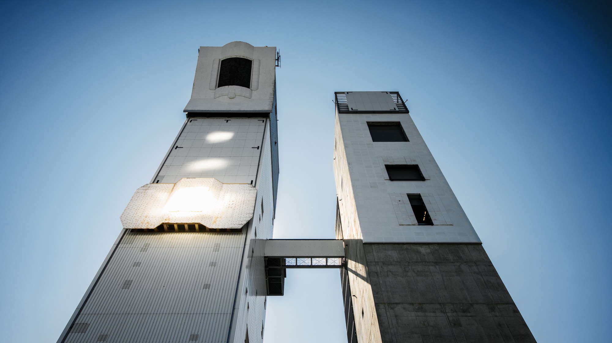 The Jülich Solar Towers in front of the mirror field during an experiment