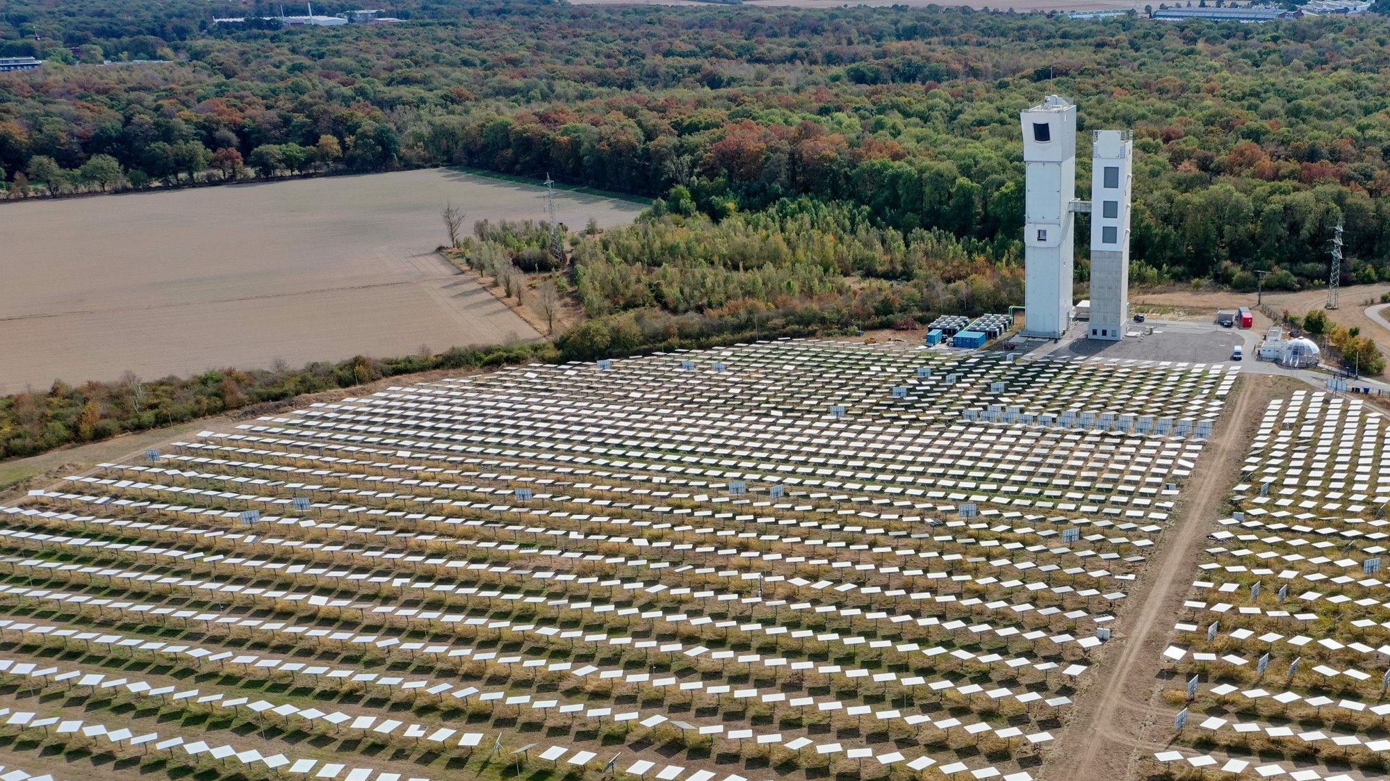More than 2.000 mirrors are arranged in rows in front of the two solar towers in Jülich
