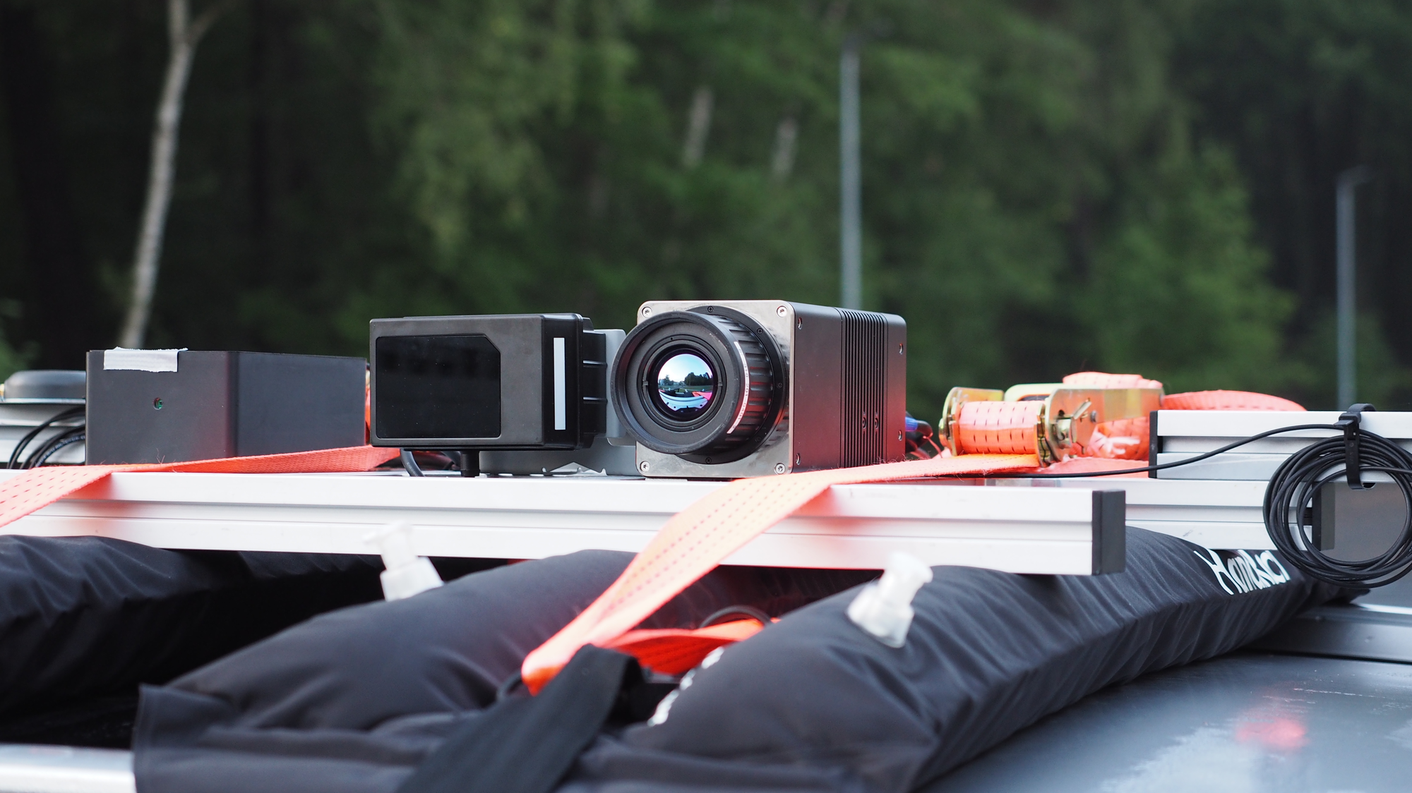 During the journey, the system records the passing houses. The software controls the measuring devices and processes the collected data.