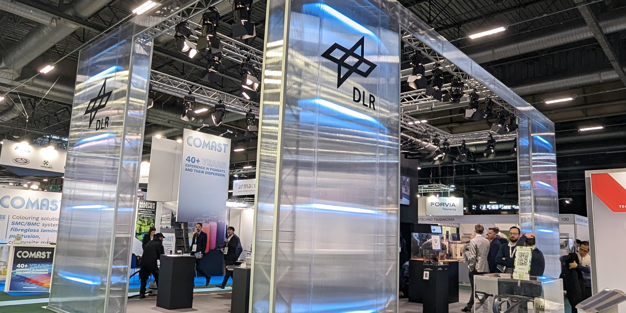 The DLR exhibition stand at JEC 2024 in Paris. The stand’s design is inspired by an aircraft hangar.