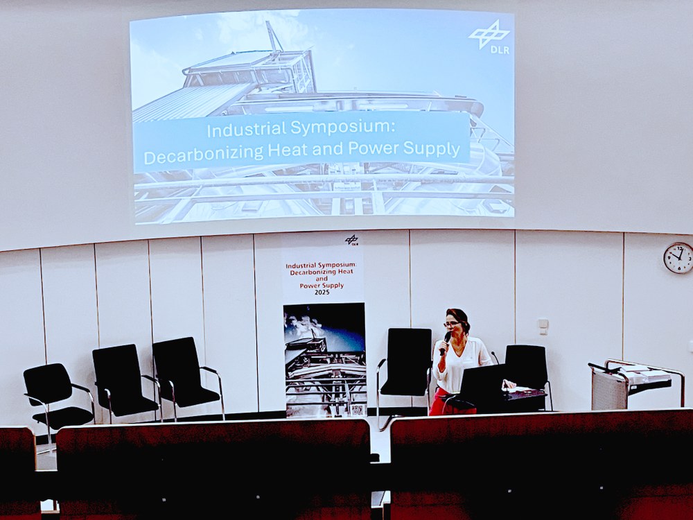 Prof. Dr. Annelies Vandersickel, DLR Institute of Engineering Thermodynamics opening the Industrial Symposium – Decarbonizing Heat and Power Supply im Hörsaal des DLR Köln.