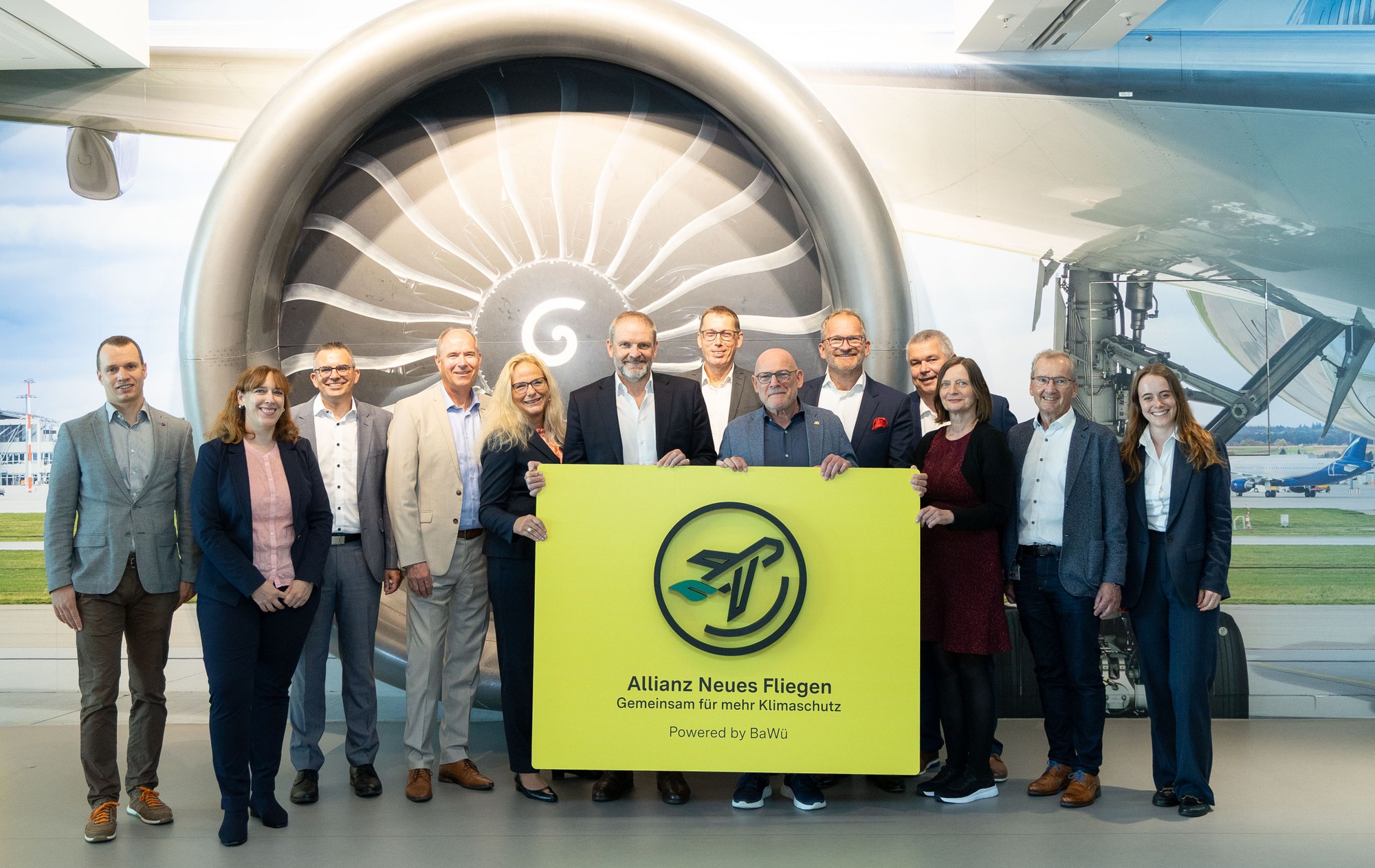 All participants in the initiative have gathered around Transport Minister Winfried Hermann. So far, there are twelve parties involved - but new members will be welcome. They will be able to join at any time. The Baden-Württemberg Ministry of Transport will coordinate and support the alliance's work in the initial phase.