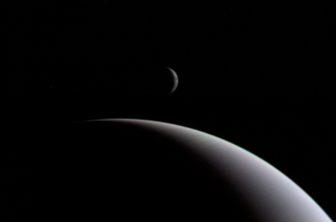 Dieses Foto stammt von Voyager 2. Es zeigt Neptun und seinen Mond Triton. Bild: NASA 