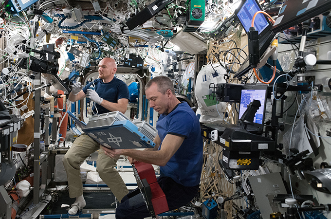Auf der ISS geht es um die Forschung in Schwerelosigkeit. Bild: NASA/ESA 