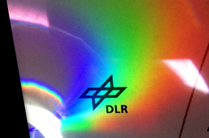 Mit einer CD kannst du einen künstlichen Regenbogen erzeugen. Bild: DLR 