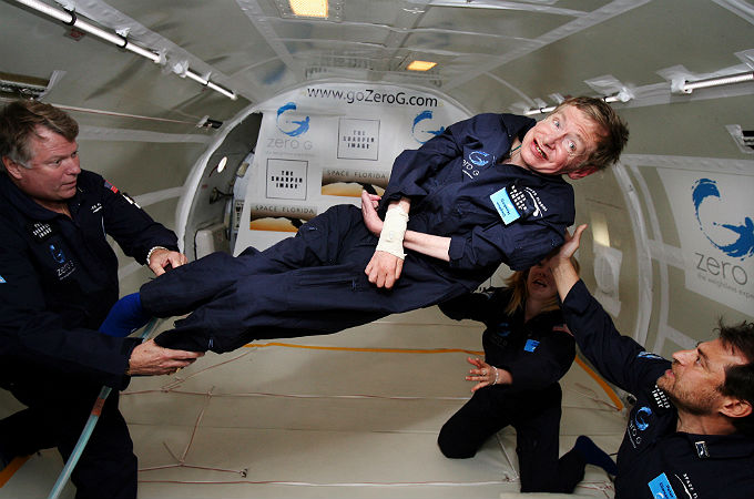 Stephen Hawking – eigentlich an den Rollstuhl gefesselt – hier bei einem Parabelflug im Jahr 2007. Bild: Jim Campbell, Aero-News Network (NASA) 