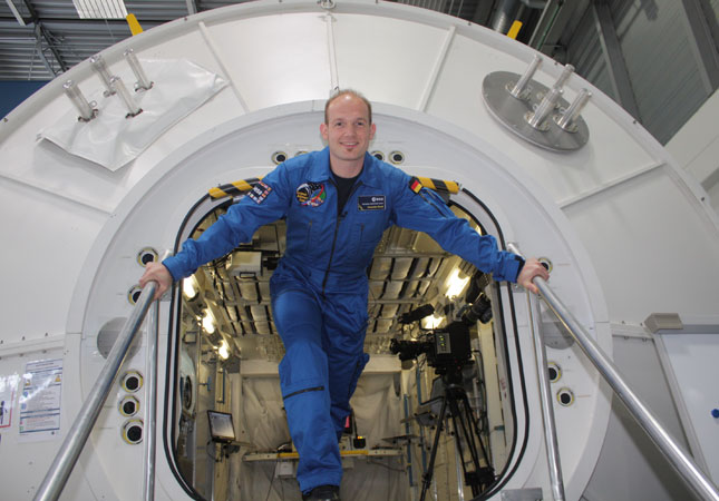 Alexander Gerst am Simulator des europäischen Raumlabors Columbus, das zur ISS gehört. Bild: ESA 