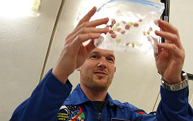 Alex testet das „Schokolinsen-Experiment“ – und zwar bei einem Parabelflug, bei dem es für 20 Sekunden zu Schwerelosigkeit kommt. Bild: Jörg Adam, DLR
