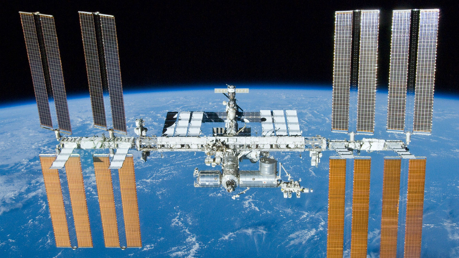 Die ISS: Man erkennt die riesigen Solarpanels und die einzelnen röhrenförmigen Module. Bild: NASA