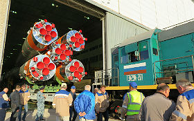 Die Sojus-Rakete wird von einer Lok aus der Montagehalle in Richtung Startrampe gezogen. Bild: Frank Fischer/DLR