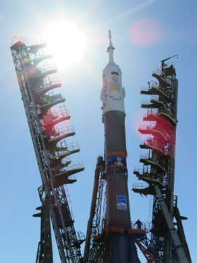Die mächtigen Arme des Startturms klappen hoch und umfassen die Rakete. Bild: Frank Fischer/DLR