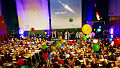 Physik kann so bunt sein und so viel Spaß machen! Dass große Raketen nach dem gleichen Rückstoßprinzip starten, wie Luftballons in die Höhe sausen – das lernen insgesamt 2000 Kinder bei den Aufführungen in der Universität zu Köln.