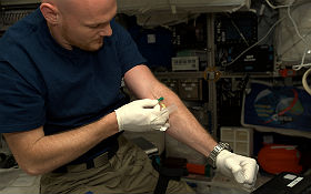 Medizinische Forschung – dazu gehören auch immer wieder Blutproben. Bild: NASA, ESA