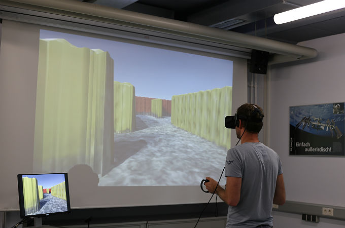 In der virtuellen Realität durch ein Labyrinth aus Lego-Steinen laufen, das man in der „echten“ Realität vorher selbst gebaut hat: faszinierendes Experiment zum Thema Digitalisierung im DLR_School_Lab Berlin. Bild: DLR  