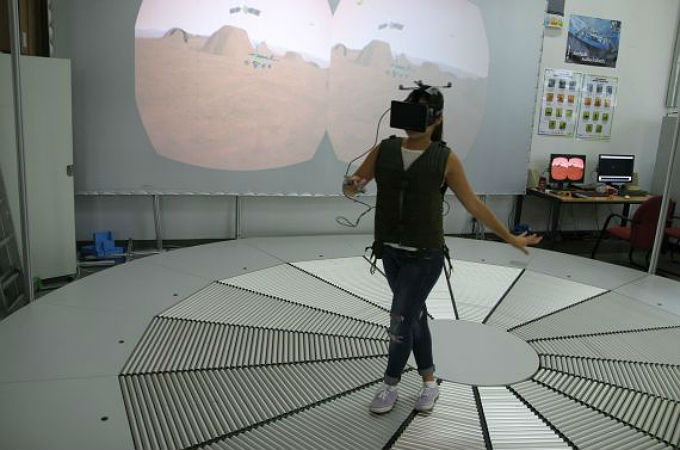 Das Holodeck im DLR_School_Lab RWTH Aachen: Hier können Schülerinnen und Schüler virtuell über den Mars laufen. Bild: RWTH Aachen 