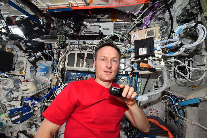 Matthias Maurer am Funkgerät auf der ISS. Bild: NASA/ESA