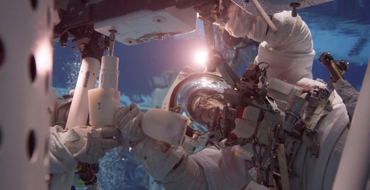 Unter Wasser kann man fast wie in Schwerelosigkeit schweben. Daher werden Spacewalks in großen Tauchbecken eingeübt. Hier Matthias bei einem solchen Training. Bild: ESA