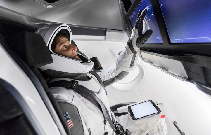 Die amerikanische Astronautin Sunita Williams bei einem Test im Cockpit des Crew-Dragon-Raumschiffs. Bild: Space X 