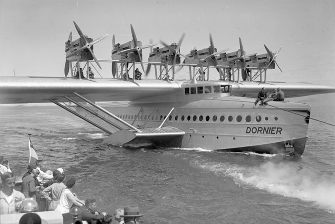 Dornier Do X: eines der schönsten Flugzeuge aller Zeiten

Vielleicht eines der schönsten, sicher aber eines der ungewöhnlichsten Flugzeuge, die je gebaut wurden: die Do X von Dornier. Der geniale Flugzeugkonstrukteur Claude Dornier entwickelte dieses Flugboot, das – wie der Begriff „Flugboot“ schon sagt – auf dem Wasser starten und landen konnte. Zwölf riesige Propeller, die über den Tragflächen angebracht waren, trieben dieses Flugzeug an, das ab 1929 gebaut wurde und damals das größte Flugzeug der Welt war.