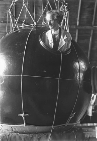 Auguste Piccard

Auguste Piccard war ein Schweizer Erfinder – und ein Rekordhalter der Extreme: 1931 stieg er mit einem Ballon auf die unglaubliche Höhe von 15.000 Metern auf. Das ist höher als die meisten Flugzeuge fliegen! Und es war damals absoluter Weltrekord. Rund 20 Jahre später zog es Piccard in die andere Richtung: Er tauchte mit einem U-Boot mehr als 3.000 Meter tief – auch das war damals ein neuer Rekord. Die Leidenschaft, Rekorde zu jagen und zu brechen, gab Piccard anscheinend an seine Nachkommen weiter: Sein Sohn brachte es auf mehr als 10.000 Meter Tauchtiefe und sein Enkel flog als erster Mensch – zusammen mit einem Begleiter – im Ballon „nonstop“ um die ganze Erde. Bild: Deutsches Bundesarchiv