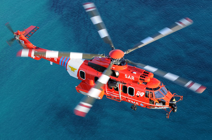 Ein Hubschrauber der Seenotrettung auf dem Weg zu einem Einsatz. Der Hubschrauber ist mit einer Seilwinde ausgerüstet, damit Schiffbrüchige an Bord gezogen werden können. 
Bild: Eurocopter