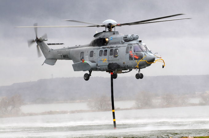 Hubschrauber werden – zusammen mit Spezialflugzeugen – auch zum Löschen von Waldbränden eingesetzt. Denn sie können Gebiete mitten im Wald erreichen, an die Löschfahrzeuge nicht herankommen. Und sie können das Löschwasser sehr schnell über größere Flächen verteilen. Hier nimmt ein Hubschrauber Löschwasser in einem See auf.
Bild: Eurocopter