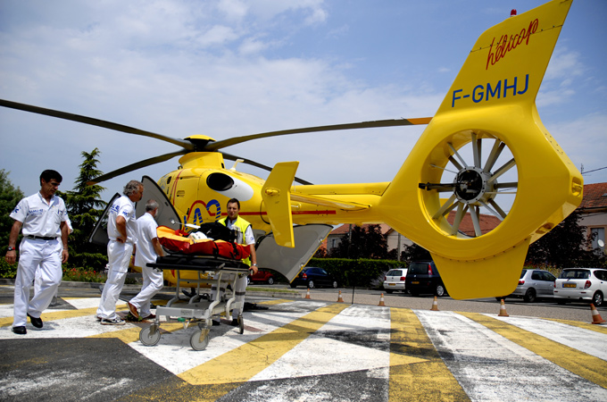 Wenn Verletzte schnell in ein Krankenhaus gebracht werden müssen, sind Hubschrauber oft als Lebensretter im Einsatz. Sie sind auch für eine medizinische Versorgung am Unfallort und während des Fluges geeignet: Ein Arzt bzw. eine Ärztin fliegt immer mit. 
Bild: Eurocopter