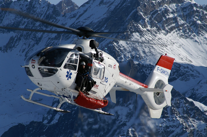In schwer zugänglichen Gebieten wie zum Beispiel im Hochgebirge können Verletzte oft nur mit Hilfe von Hubschraubern geborgen werden. 
Bild: Eurocopter