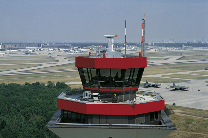 Die Fluglotsinnen und Lotsen im Tower helfen, den „Staffellauf“ der Flugzeuge reibungslos zu organisieren. Bild: Fraport