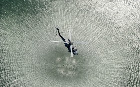 Die Wellen im Wasser zeigen, wie der Hubschrauber die Luft nach unten drückt, um selbst in der Luft zu bleiben. Bild: pxhere (CC0 Public Domain) 