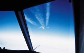 Mit Forschungsflugzeugen, die andere Verkehrsflugzeuge verfolgen, werden Kondensstreifen untersucht. Bild: DLR