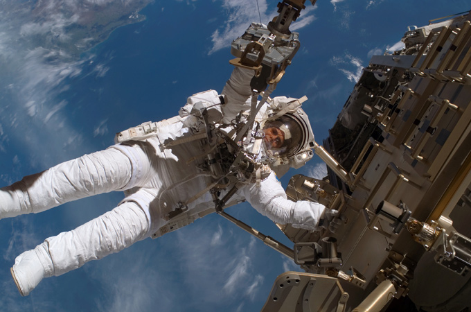 ESA-Astronaut Christer Fuglesang beim Spacewalk. 
Bild: NASA, ESA