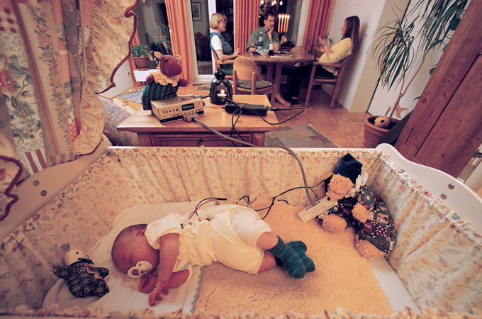 Ein Baby mit Telemedizin-Anzug und Sender.
 Bild: DLR