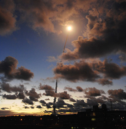 Wie ein heller Stern fliegt die Ariane auf diesem Foto in den Himmel. 
Bild: ESA, CNES, Arianespace