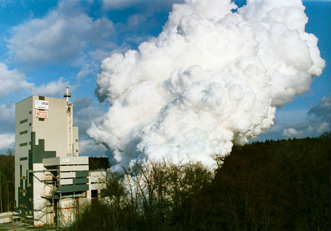Ein Prüfstand in Lampoldshausen: Man sieht deutlich die Wolke aus Wasserdampf, die während des Tests entsteht. 
Bild: DLR 