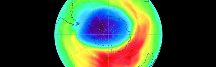 Die Ozonschicht über der südlichen Halbkugel der Erde – man schaut in der Bildmitte auf den Südpol. Je bläulicher ein Ort eingefärbt ist, desto weniger schützendes Ozon ist dort in der Atmosphäre vorhanden. Bild: DLR