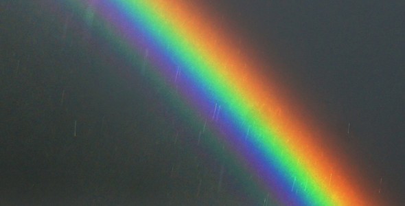 Sonnenlicht erscheint weiß, setzt sich aber aus verschiedenen Farben zusammen. Das kannst du an einem Regenbogen sehen, der das Licht gewissermaßen „auffächert“ und in die einzelnen Farben zerlegt. Bild: K.-A. 