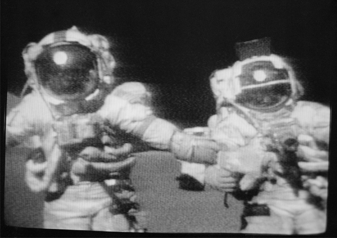 So verfolgten Millionen Fernsehzuschauer die Apollo-Missionen: Die Funkbilder – hier von Apollo 17 – waren ziemlich verwaschen und es kamen Gerüchte auf, das alles sei in Filmstudios auf der Erde gedreht worden. Stimmt aber nicht: Die Apollo-Landungen auf dem Mond fanden wirklich statt! Ihr könnt sogar selbst im Internet die Spuren der Astronauten entdecken. Bild: NASA