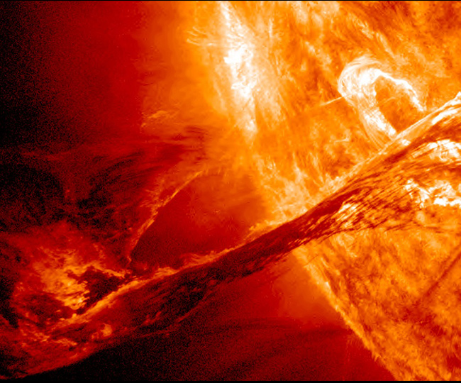 Bei manchen Sonneneruptionen wird Sonnenmaterie in die nähere Umgebung der Sonne geschleudert – wie auf diesem Foto des Satelliten SDO, der die Sonne rund um die Uhr überwacht. Für uns auf der Erde ist das harmlos. Es kann aber auch passieren, dass ein ganzer „Sturm“ geladener Teilchen ausgestoßen wird. Wenn das genau in Richtung Erde geschieht, muss unser Magnetfeld „Schwerstarbeit“ verrichten: Es schützt uns weitgehend vor diesem „Sonnenwind“. Bild: NASA, SDO