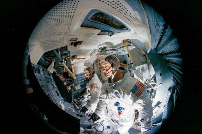Um Gewicht zu sparen, hat die Mondlandefähre keine Sitze. Armstrong und Aldrin stehen in der Fähre. Hier ein Foto aus dem Simulator, in dem die beiden den Landeanflug oft trainiert haben. Bild: NASA 