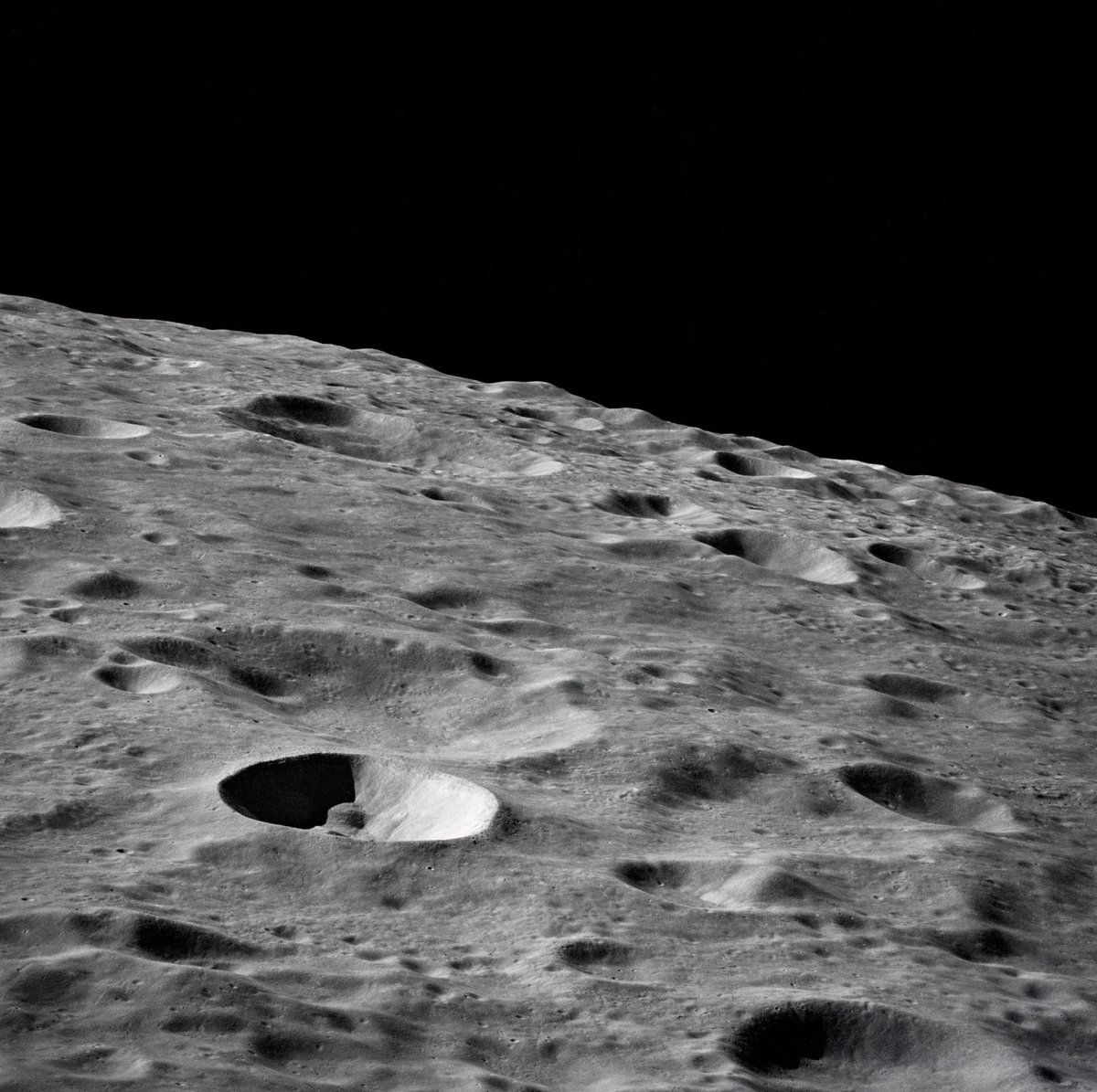 Стоя на поверхности луны. Поверхность Луны ландшафт. Кратеры на Луне. Поверхность Луны кратеры. Снимки поверхности Луны.