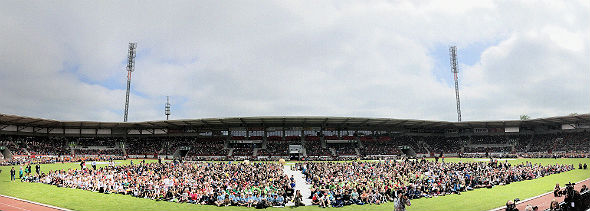 15.000 Schülerinnen und Schüler im Erfurter Stadion: Es war wahrscheinlich die größte Wissenschaftsveranstaltung für Kinder, die es jemals gegeben hat. Bild: DLR