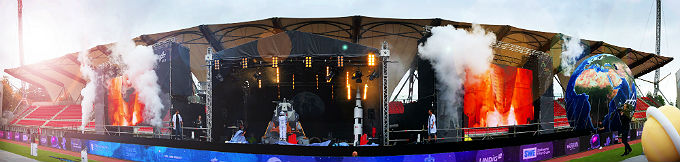 Lautstark zählten die Kinder und Jugendlichen den Countdown mit. Dann begann die DLR_Raumfahrt_Show – wie es sich für eine Gedankenreise zum Mond gehört mit einem Raketenstart und passendem Bühnennebel. Bild: DLR