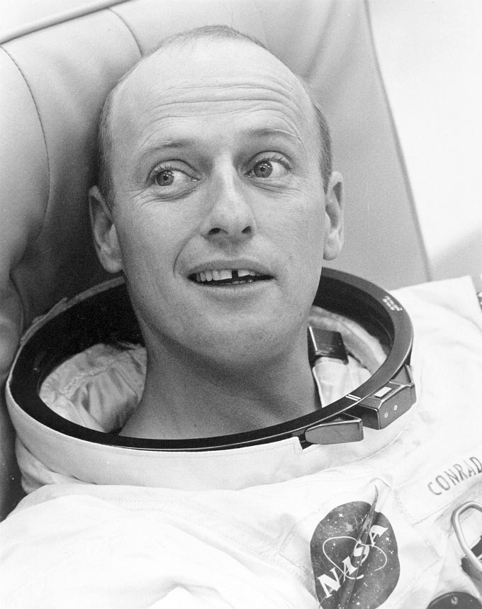 Pete Conrad (1930-1999) war ein super-sympathischer Typ: immer gut drauf und zu Späßen aufgelegt – selbst hier kurz vor dem Start zu seiner Mond-Mission Apollo 12. Bild: NASA

