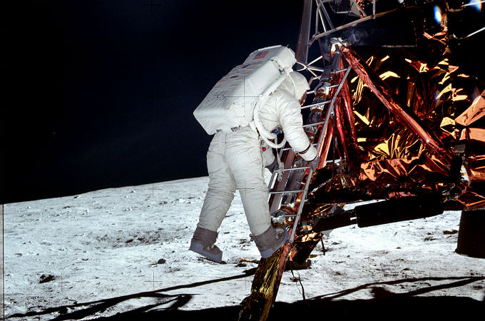 Hier klettert Buzz Aldrin, der zweite Mann auf dem Mond, die Leiter der Landefähre herunter. Neil Armstrong war vorher schon ausgestiegen und hat ihn fotografiert. Bild: NASA
